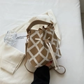 Bolso bombonera a cuadros marrón y blanco con cordón y correa de cuero para hombro - Caqui