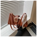 Borsa a spalla marrone stampa coccodrillo con fibbia dorata e foulard di seta chic - Marrone