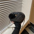 Borsa a tracolla ovale nera trapuntata con catena dorata e ciondolo pompon - Nero / Grande