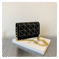 Elegante schwarze Samttasche mit silbernen Nieten-Dreiecken und goldener Kette - Schwarz