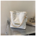 Gewatteerde witte shopper met gouden kettingbanden en bijpassende mini-tasbedel - Wit