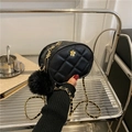 Borsa a tracolla ovale nera trapuntata con camelia dorata e pompon di pelliccia - Nero / Piccolo