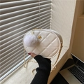 Borsa a tracolla ovale trapuntata bianca con dettagli floreali dorati e ciondolo morbido - Bianco / Grande