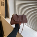 Minimalistische dunkelbraune Umhängetasche aus geflochtenem Leder mit Goldbeschlägen - Dunkelbraun