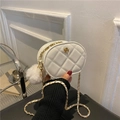 Borsa a tracolla trapuntata bianca con logo floreale dorato e pompon di pelliccia - Bianco / Piccolo