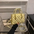 Borsa a tracolla quadrata giallo chiaro con motivo a cuore in rilievo 3D e manico - Giallo