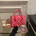 Borsa a mano rosa acceso con motivi a quadrifoglio e tracolla regolabile - Rosa