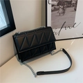 Bolso bandolera negro con acolchado triangular y correa de cadena plateada - Negro
