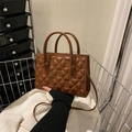 Borsa a mano vintage marrone con cuori a rilievo, manici rotondi e tracolla lunga - Marrone