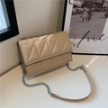 Elegante bolso bandolera beige con acolchado geométrico y correa de cadena plateada - Caqui