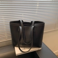 Borsa tote nera minimalista con cuciture bianche a contrasto e design capiente - Nero