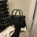 Borsa tote nera minimalista con motivo a cuore in rilievo e finitura in pelle opaca - Nero