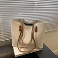 Borsa tote bianca minimalista con manici marroni e dettagli di cuciture a vista - Bianco