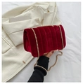 Dettaglio della borsa in velluto rosso con pieghe verticali e catena dorata - Rosso
