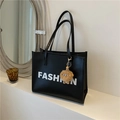 Bolso tote minimalista de cuero PU negro con estampado FASHION y colgante de peluche - Negro con Colgante