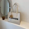 Bolso tote beige con letras FASHION y un adorable colgante de osito de peluche marrón - Blanco con Colgante