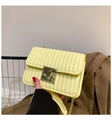 Dettaglio borsa a tracolla gialla con trapuntatura verticale e catena metallica dorata - Giallo