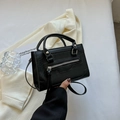 Sac à main noir à motif crocodile avec fermeture à glissière à pompon et bandoulière - Noir