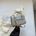 Sac à main argenté à motif crocodile avec glands en métal et bandoulière amovible - Argenté