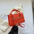 Sac à main orange en cuir crocodile avec gland décoratif porté à la main - Orange