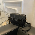 Borsa a tracolla nera con trapuntatura a onde increspate e hardware in metallo dorato - Nero