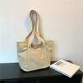 Bolso tote de pana beige claro con bolsillo frontal y correas anchas para el hombro - Blanco Roto