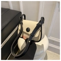 Petit sac carré bandoulière beige et noir au design minimaliste et chic pour femme - Blanc