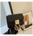 Borsa a tracolla nera plissettata con chiusura dorata e raffinata tracolla a catena - Nero