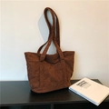 Bolso tote de pana marrón con diseño minimalista y amplio bolsillo frontal exterior - Marrón