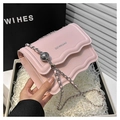 Bolso rosa con correa de cadena, borde festoneado y adorno de bola plateada - Rosa