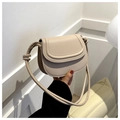 Dettaglio della borsa beige con tracolla in corda annodata e patta minimalista in pelle - Cachi