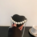 Bolso bandolera negro en forma de corazón con asa de perlas y cadena de metal - Negro