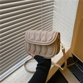 Borsa a tracolla beige crema retrò con trapuntatura a onde e cinturino in pelle - Cachi
