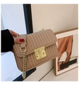 Borsa a tracolla beige minimalista in pelle a pieghe con catena in metallo dorato - Cachi