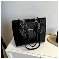 Bolso tote acolchado negro con correas de cadena doradas y detalle metálico de marca - Negro