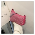 Dettaglio borsa a spalla rosa con borchie metalliche e catena argentata - Rosa Rosso