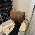 Borsa a sella marrone con trama trapuntata a onde e dettagli in metallo dorato - caffè