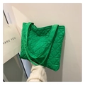 Detalle del bolso tote de nailon acolchado verde con textura de rombos y asa ancha - Verde