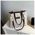 Bolso tote beige acolchado con asas marrones y cadena dorada para un estilo casual - Blanco & Café