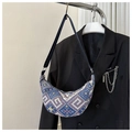 Detailansicht der geometrischen Ethno-Tasche mit bunten Stickmustern und Schultergurt - Blau