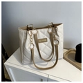Bolso tote acolchado beige con asas caqui y logotipo de moda en diseño de hombro chic - Blanco & Caqui
