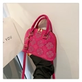 Bolso concha rosa fucsia con tachuelas plateadas y detalles en metal dorado - Rosa Rojo