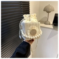 Borsa in paglia intrecciata bianca con fiori 3D, manico di perle e catena d'oro - Bianco