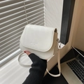 Sac bandoulière blanc en similicuir style besace avec texte embossé Fashion Trend - Blanc