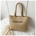 Detail der gewebten Stroh-Tote-Bag mit SunshineGirl-Stickerei auf der Textur-Oberfläche - Khaki