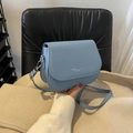 Sac bandoulière bleu en cuir avec boucle argentée et détail de texte tendance - Bleu