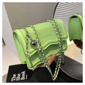 Bolso bandolera de cuero verde neón con solapa ondulada y cadena de metal plateado - Verde