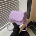 Petit sac carré bandoulière lilas minimaliste avec logo tendance et détails argentés - Violet