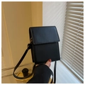 Bolso bandolera minimalista de cuero PU negro con solapa y hebillas doradas - Negro