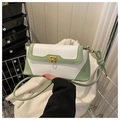 Detalle del bolso de mano bicolor con hebilla cuadrada dorada y correa con nudo decorativo - Blanco & Verde